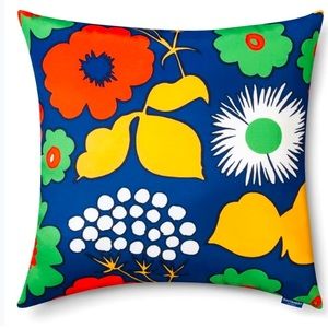 Marimekko Reversible cushion for outdoor/indoor. Kukkatori & Trakori prints.